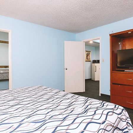 Sky-Palace Inn & Suites Wichita East Zewnętrze zdjęcie