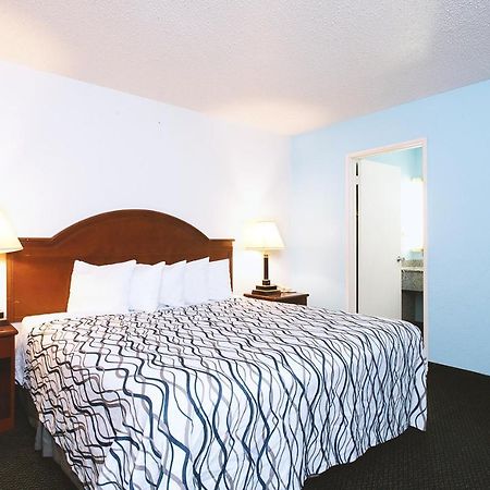 Sky-Palace Inn & Suites Wichita East Zewnętrze zdjęcie