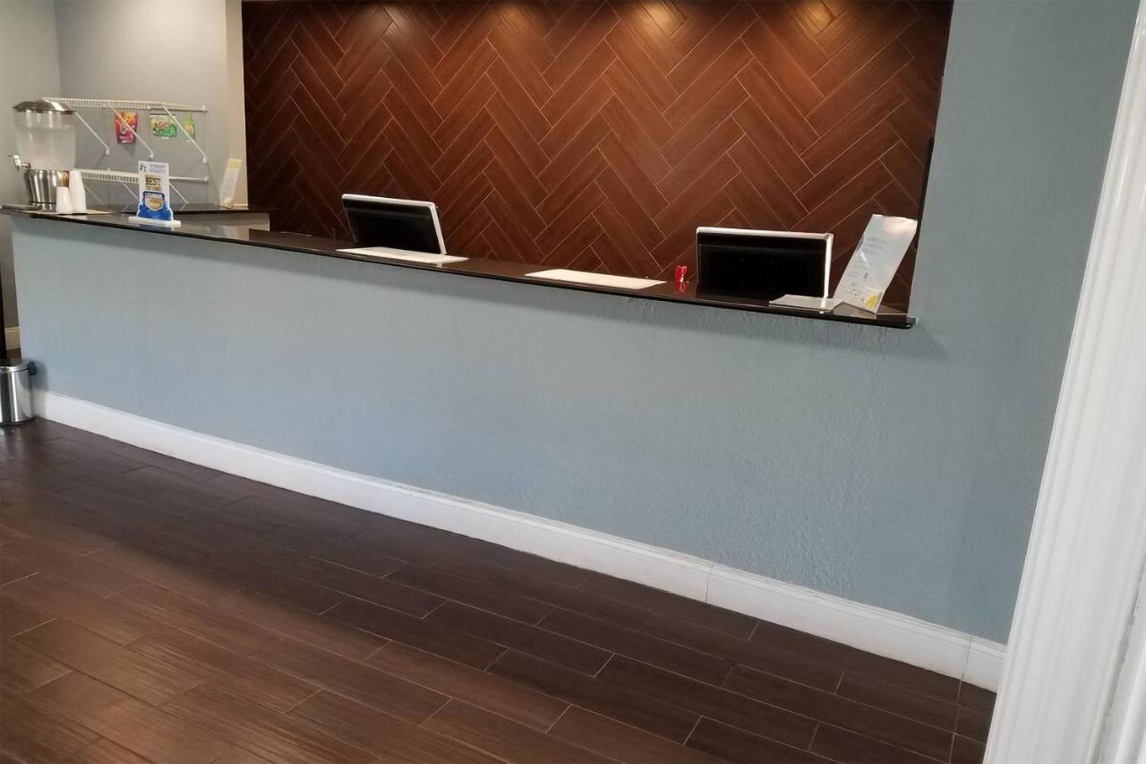 Sky-Palace Inn & Suites Wichita East Zewnętrze zdjęcie
