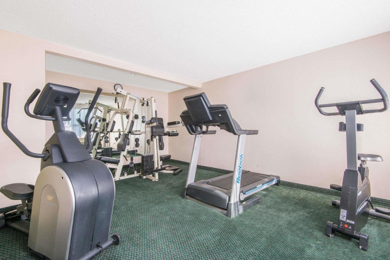 Sky-Palace Inn & Suites Wichita East Zewnętrze zdjęcie