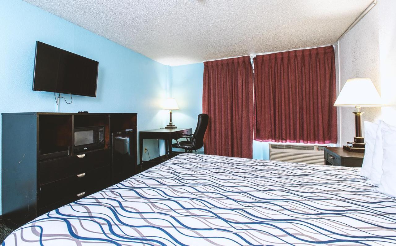 Sky-Palace Inn & Suites Wichita East Zewnętrze zdjęcie