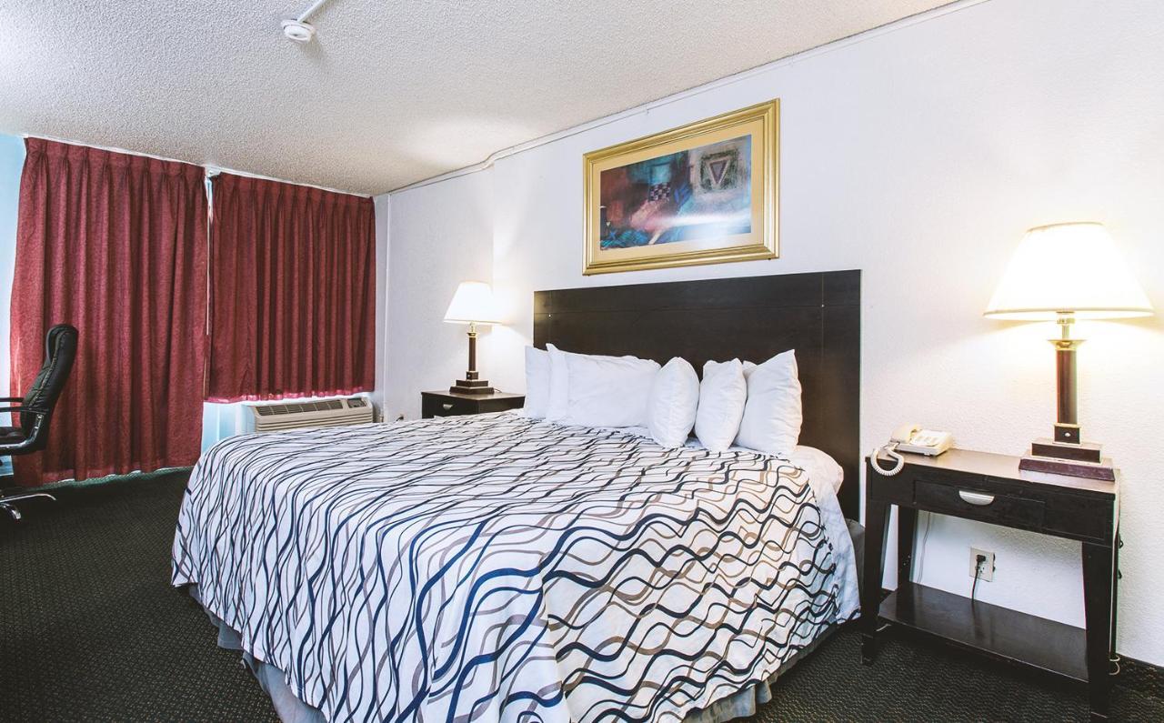 Sky-Palace Inn & Suites Wichita East Zewnętrze zdjęcie