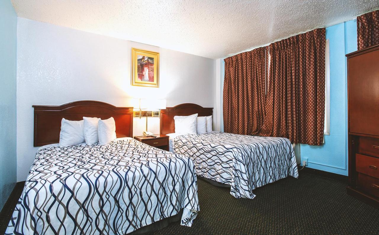 Sky-Palace Inn & Suites Wichita East Zewnętrze zdjęcie