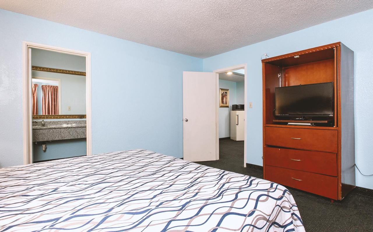 Sky-Palace Inn & Suites Wichita East Zewnętrze zdjęcie
