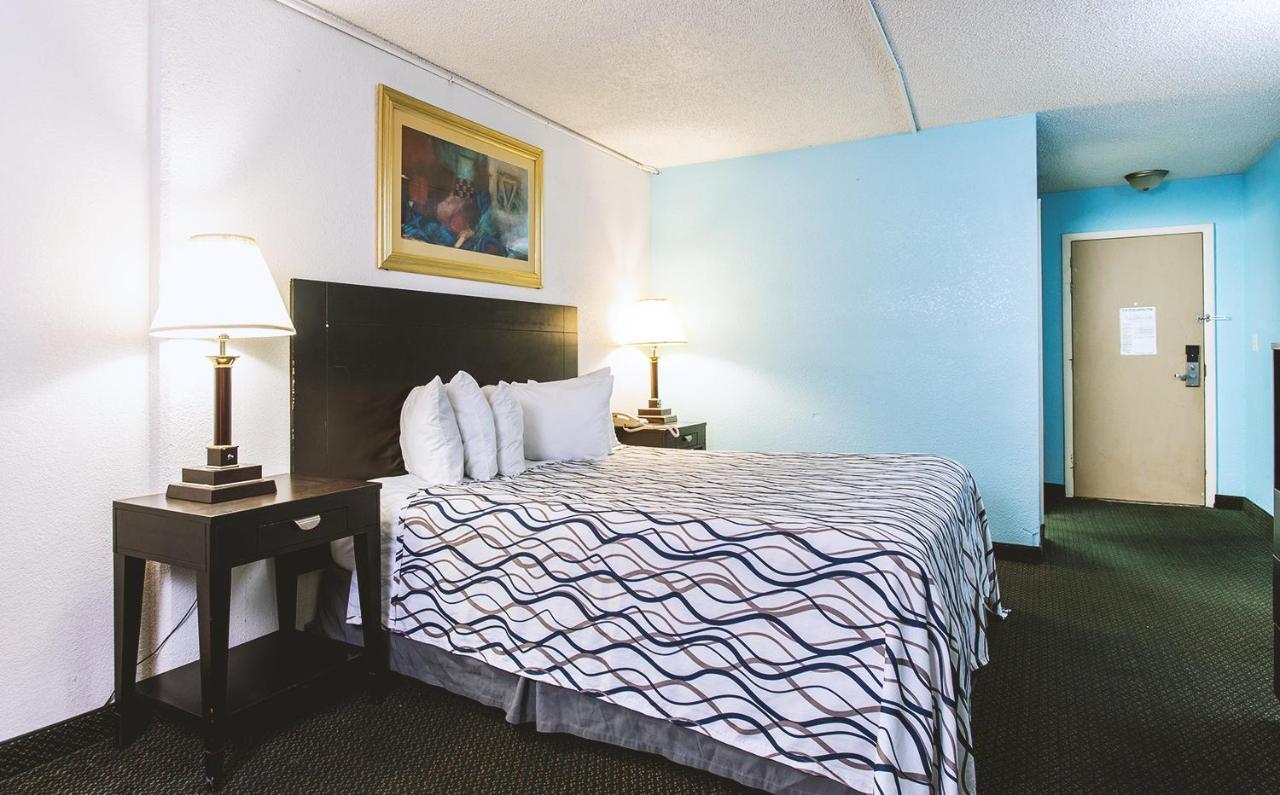 Sky-Palace Inn & Suites Wichita East Zewnętrze zdjęcie