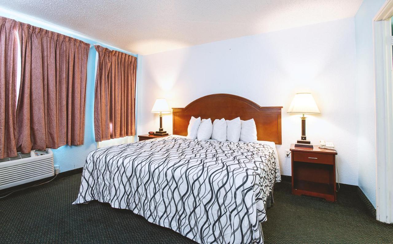 Sky-Palace Inn & Suites Wichita East Zewnętrze zdjęcie