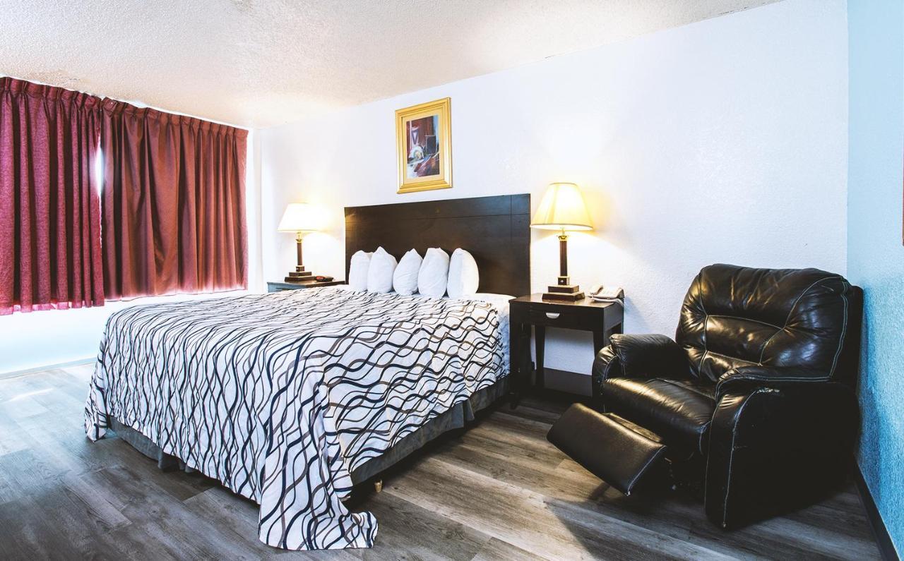 Sky-Palace Inn & Suites Wichita East Zewnętrze zdjęcie